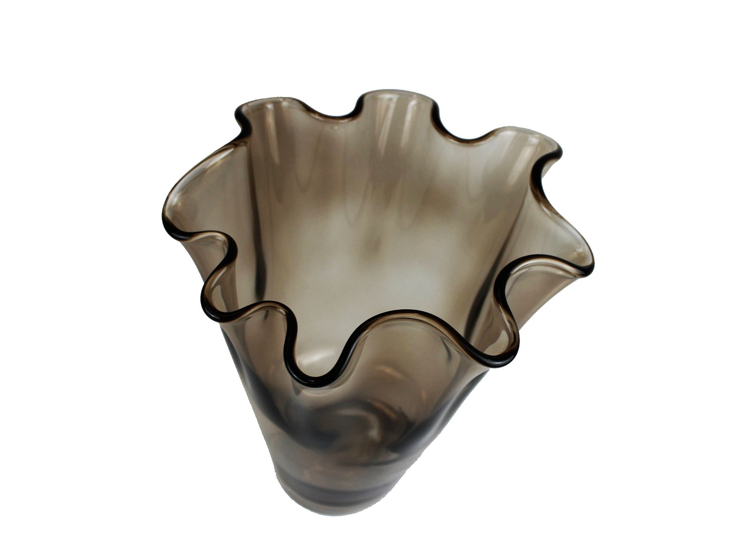 Braune Vase aus Glas mit gewelltem Rand als Tischvase