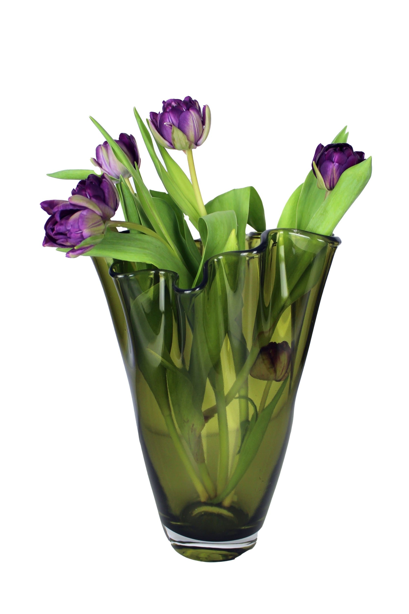Grüne Glasvase mit violetten Tulpen als Tischdekoration