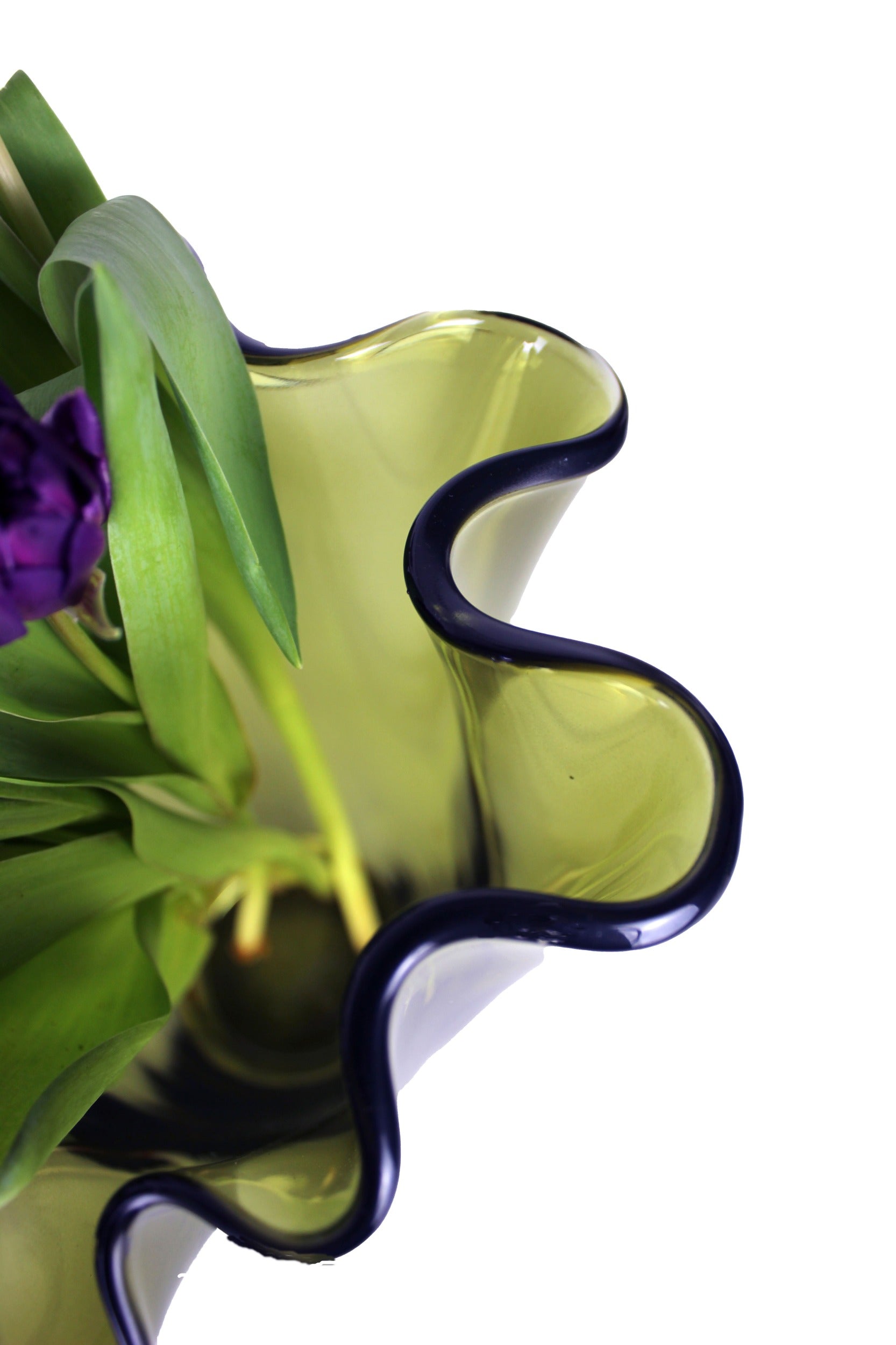 Grüne Tischvase durchscheinend und handgemacht mit Tulpen