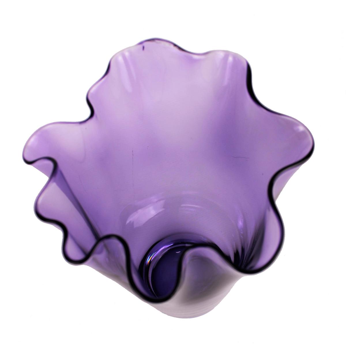 Vase aus Glas mit gewelltem Rand in violett
