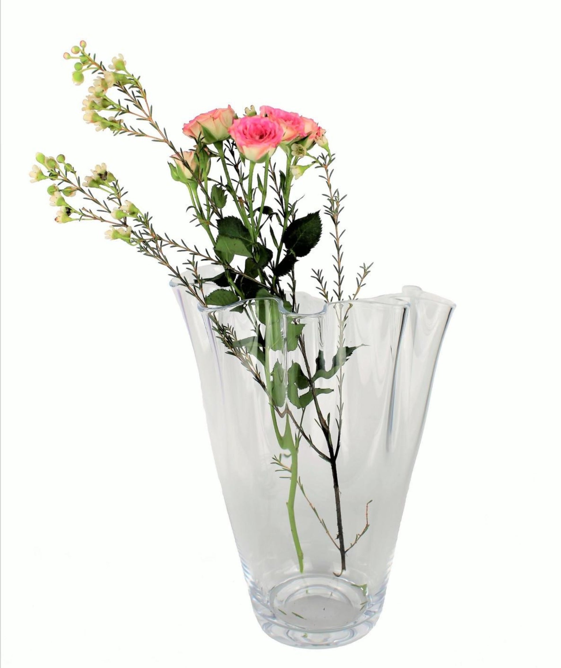 Klare Glasvase mit Blumenstrauß aus Rosen dekoriert
