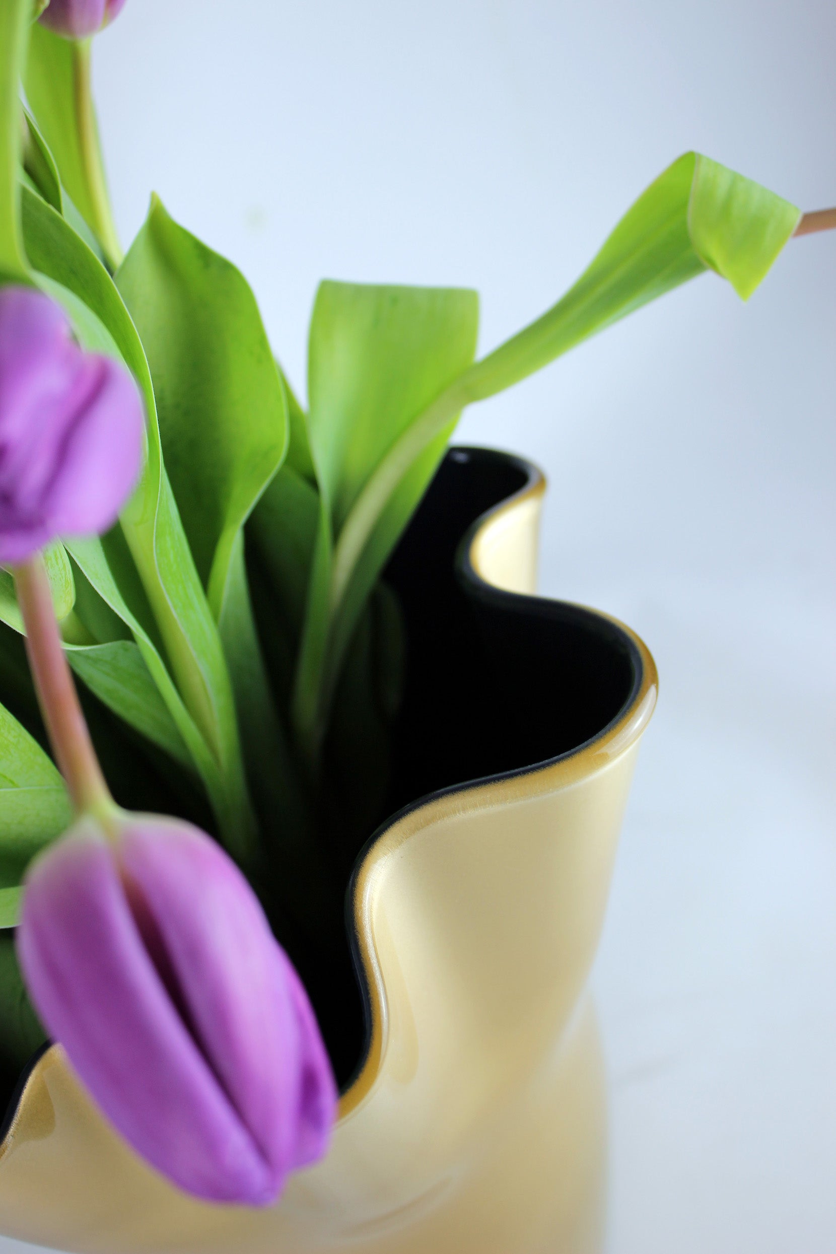 Glasvase zweifarbig mit Tulpen befüllt