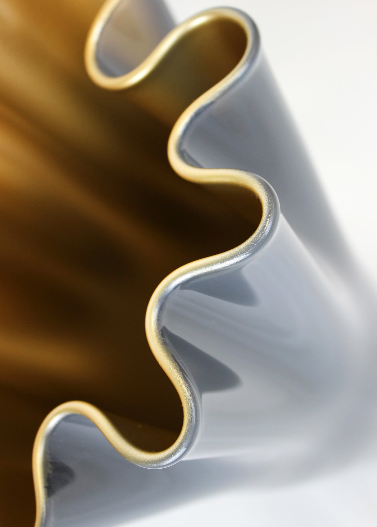 Glasvase in 2 Farben - gold und grau mit gewelltem Rand