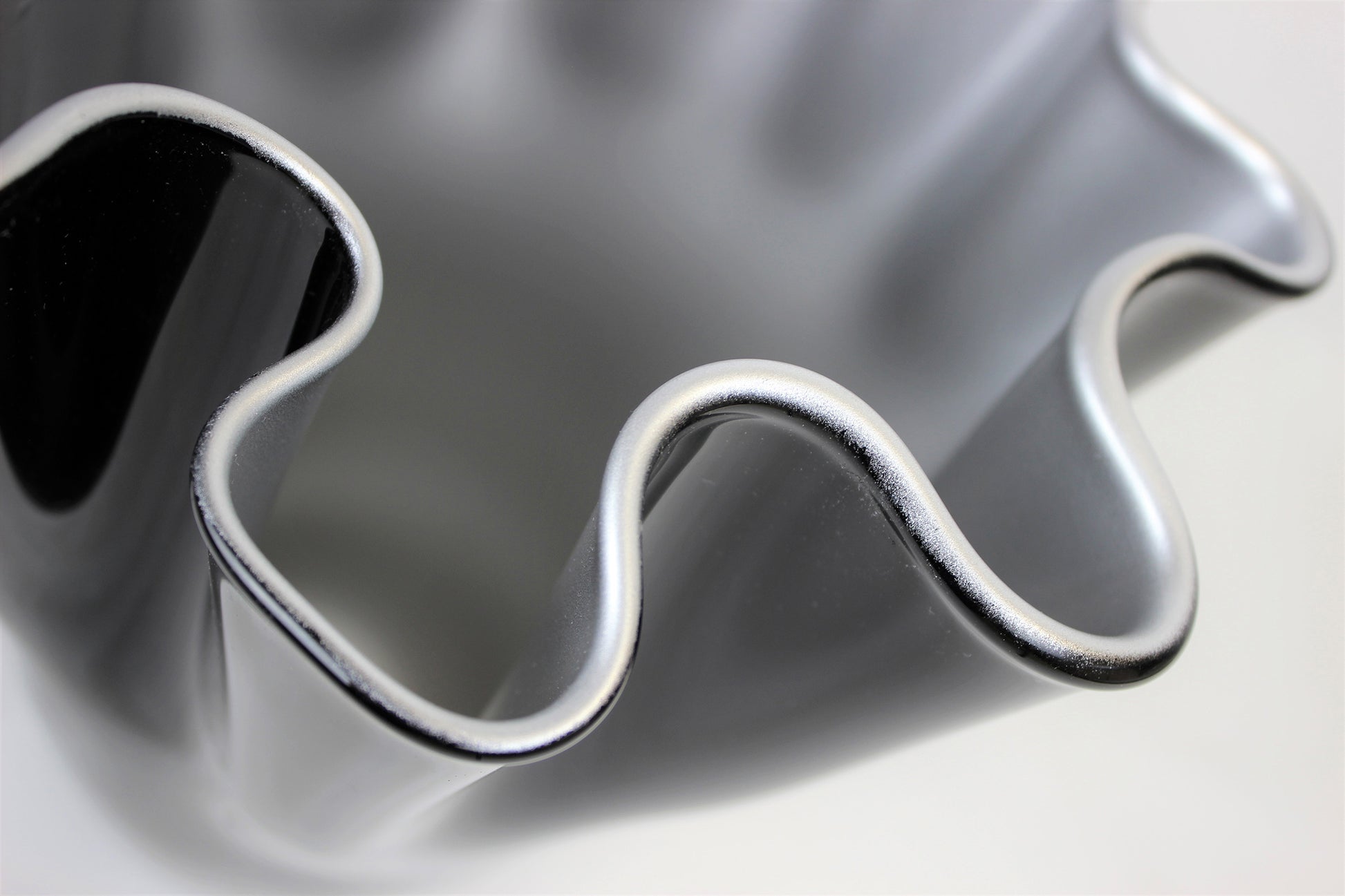 Silber schwarze Vase aus Glas metallisch glänzend