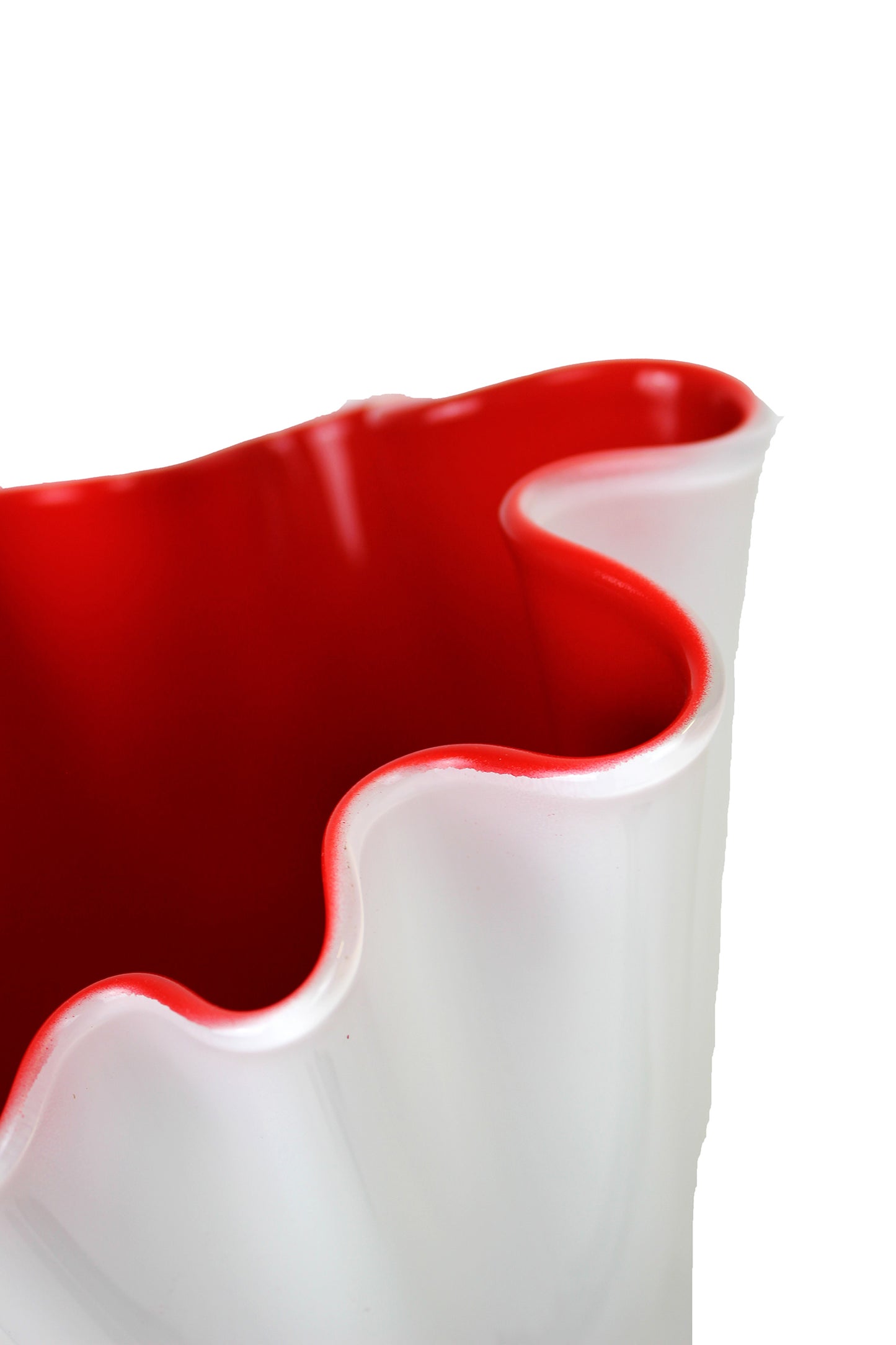 Glasvase in weiß rot gewelltem Glas