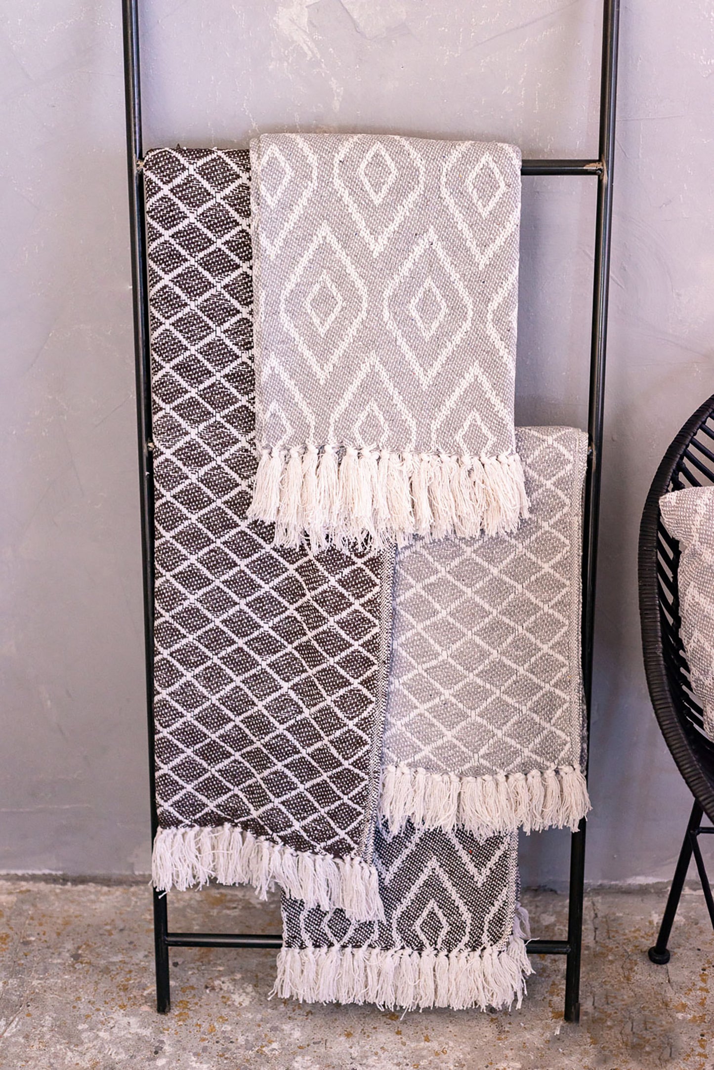 Sofadecken auf Leiter dekoriert mit geometrischem Muster