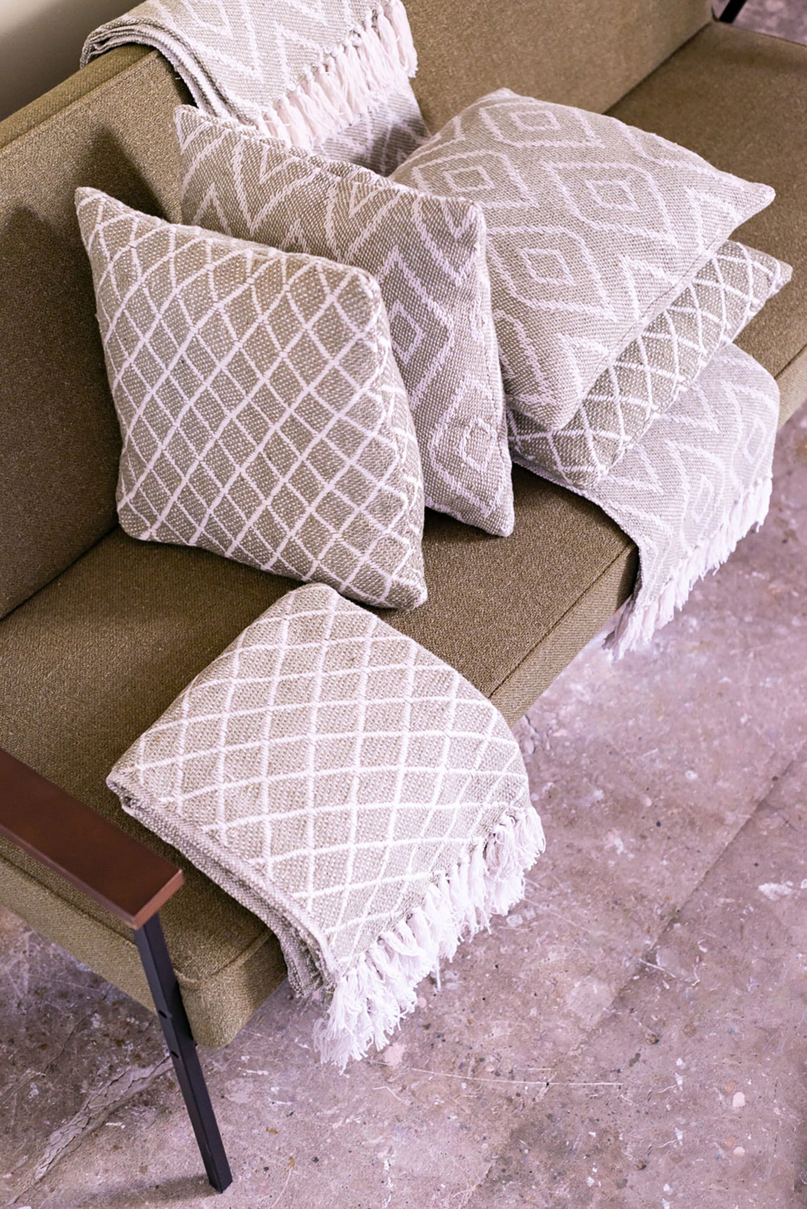 Decken und Kissen auf Sofa dekoriert aus Baumwolle