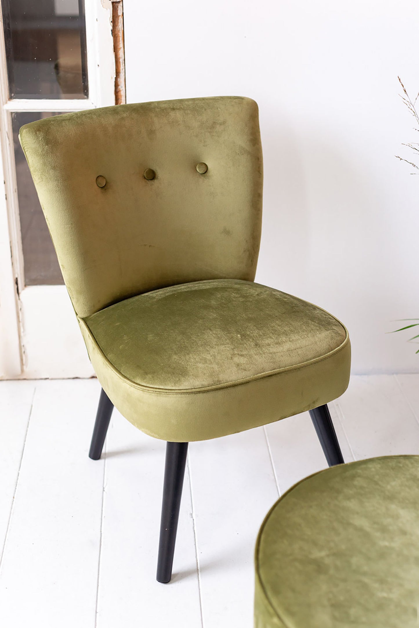 hellgrüner Sessel mit Knöpfen, kleiner Sessel fürs Wohnzimmer