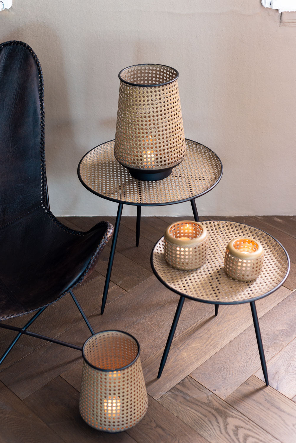 Windlicht mit Kerze und Tische aus Metall im Industrial Look dekoriert