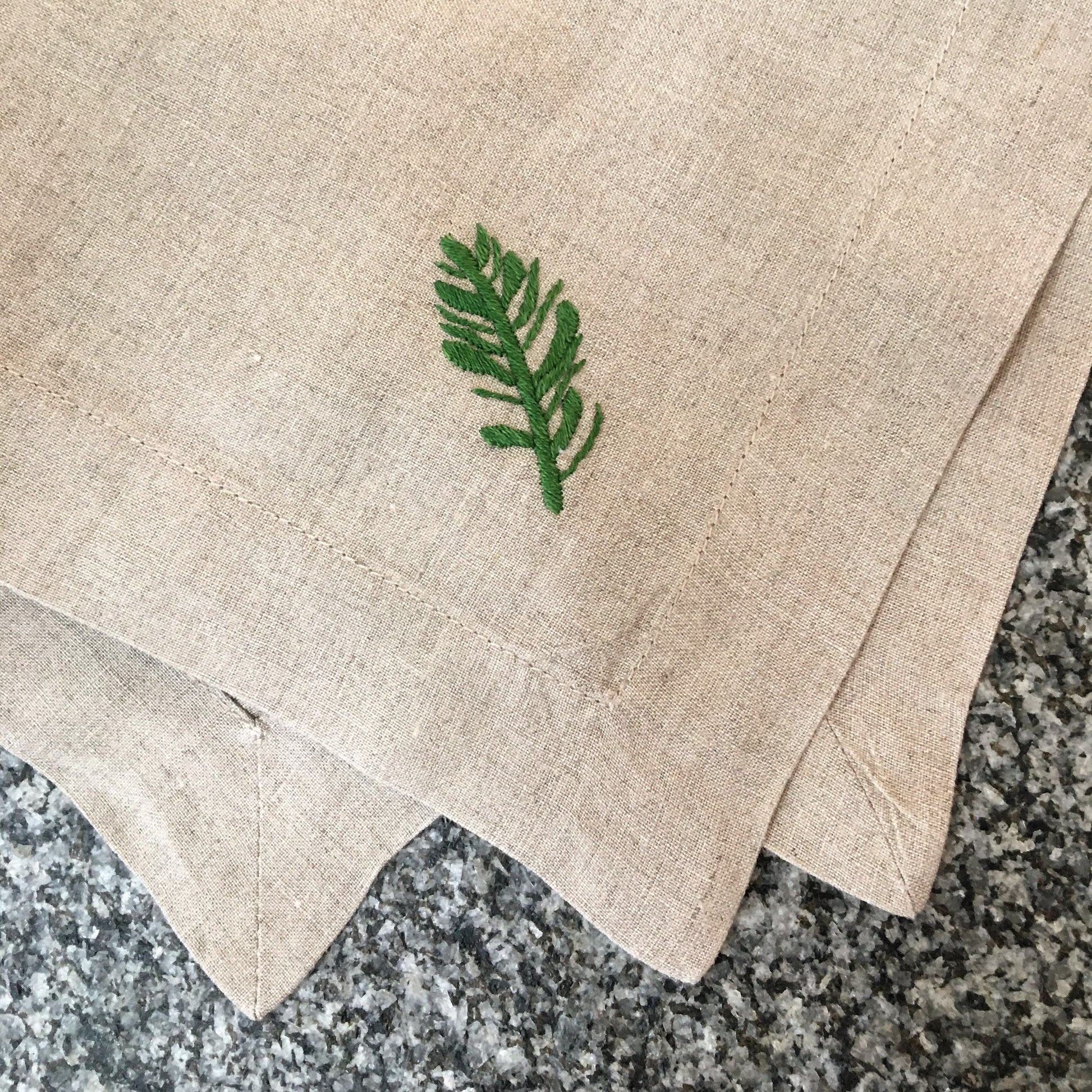 hellbraune Serviette 40 cm aus Stoff Leinen mit grünem Eiben Zweig bestickt