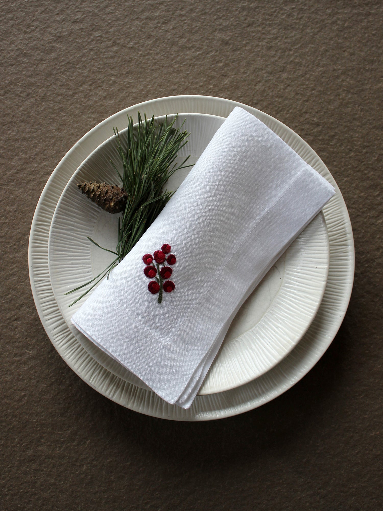 Stoffservietten mit Beerenmotiv in rot auf weißem Leinen