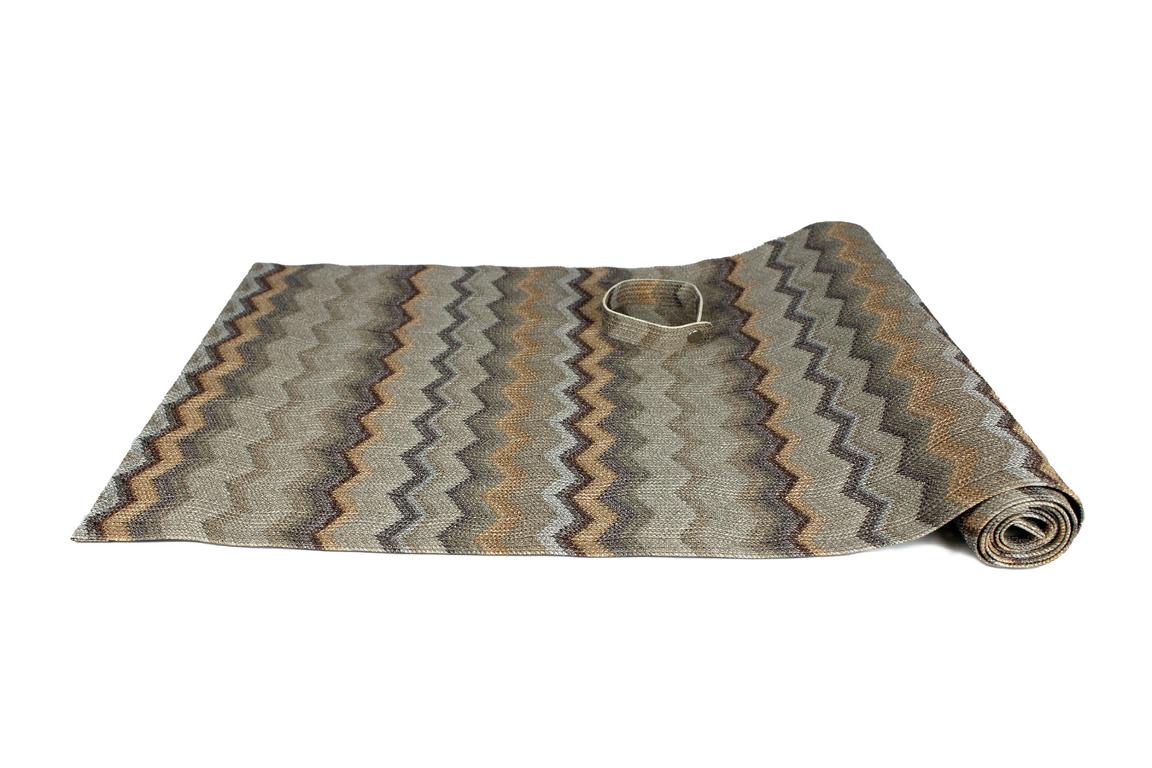 Tischläufer 150 cm aufgerollt mit braun grauem Zickzack Muster