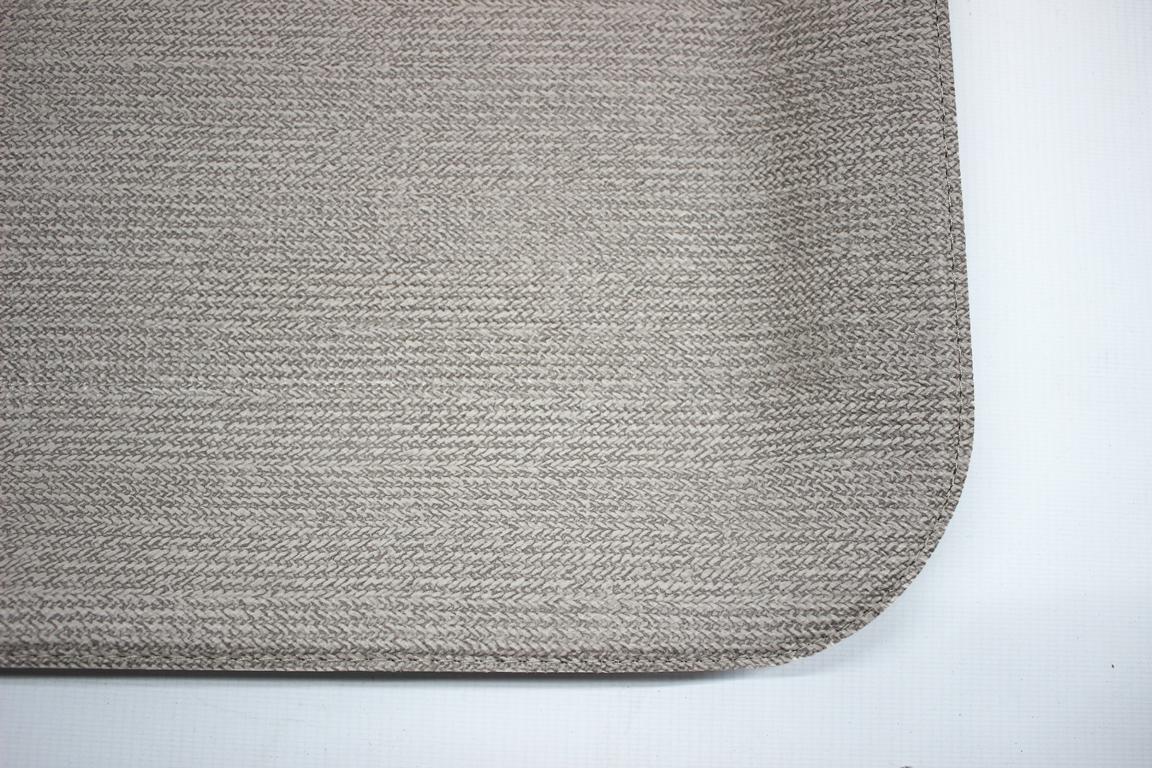 Ecke eine flachen Tabletts mit dezentem Strickmuster