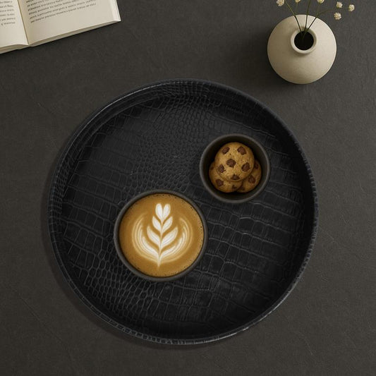 rundes Tablett mit Kaffee und Keksen mit Rand in schwarzem Krokoleder