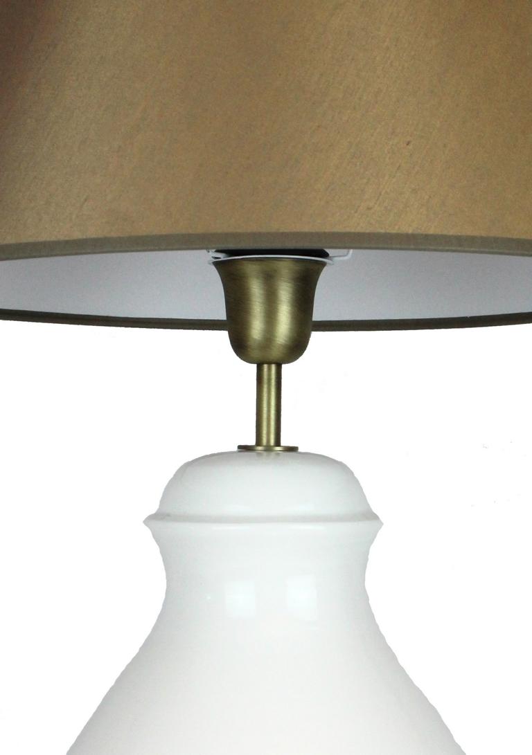 Keramiklampe bauchig mit goldenem Lampenschirm