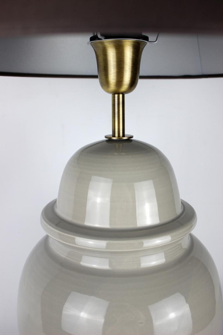 graue Keramiklampe mit goldenem Metall und Lampenschirm