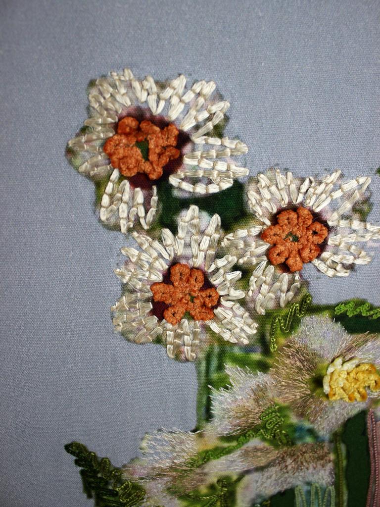 Bestickter Stoff mit Blumen