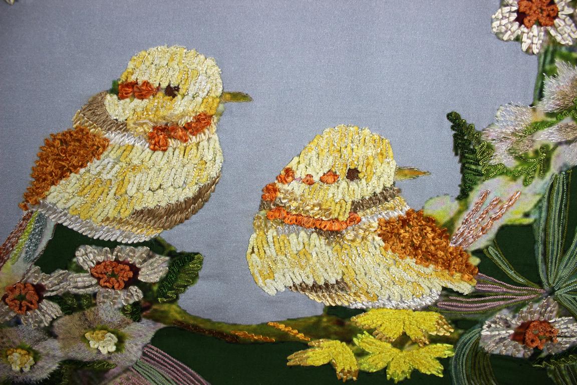 Gelbe Vögel bedruckt und bestickt auf Baumwollstoff für Wandbehang