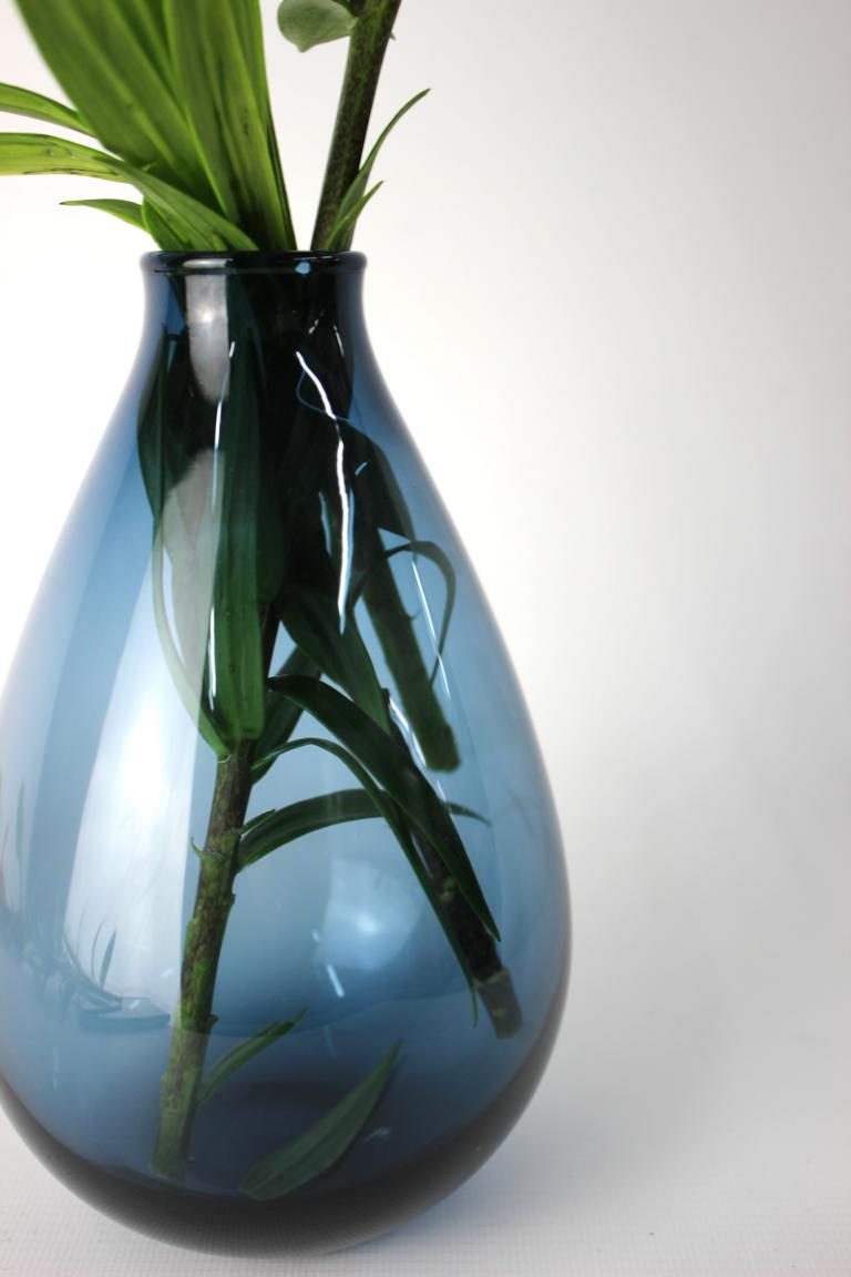 halb durchscheinende Blumenvase
in blau