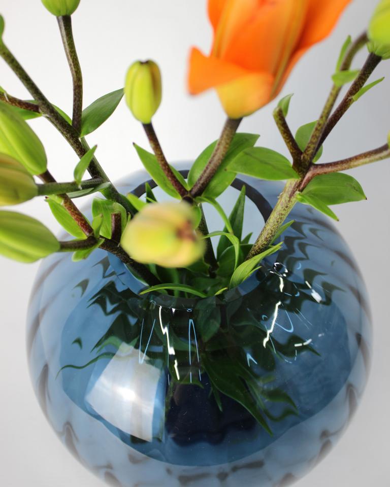 runde Vase mit Rillen mit Lilien in blau