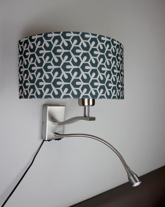 Wandlampe mit gemustertem Habschirm und flexibler Leseleuchte fürs Schlafzimmer