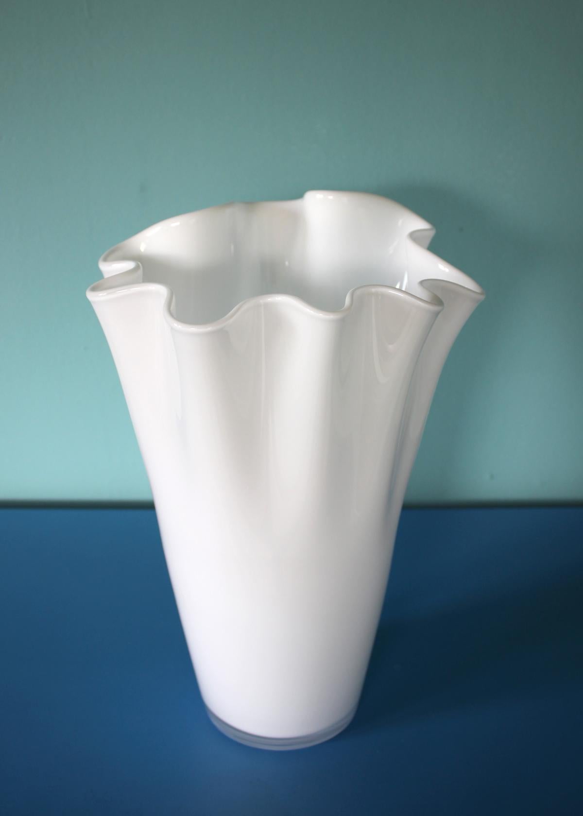 Glasvase in weiß 30 cm hoch für Blumen mundgeblasen