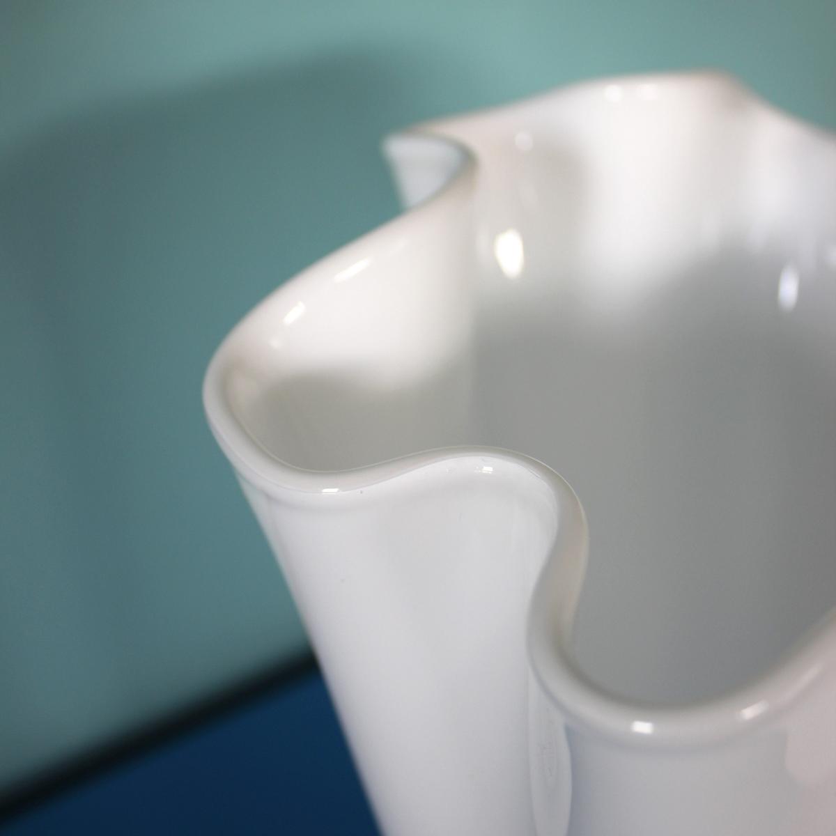 gewellte Glasvase in weiß glänzend
