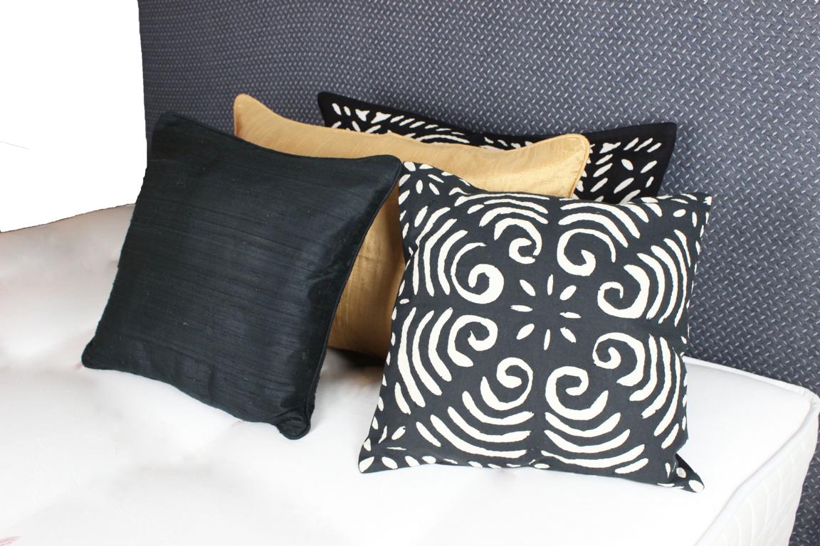 Kissen dekoriert auf dem Bett quadratisch schwarz weiß