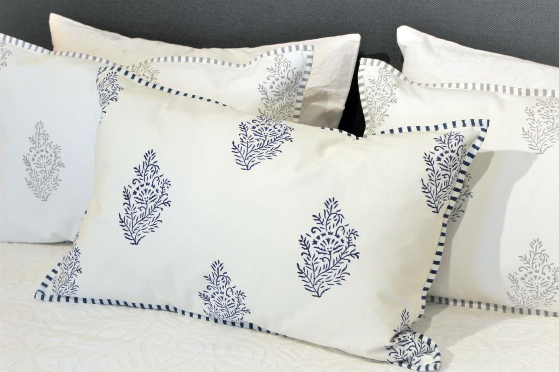 Kopfkissen weiß blau mit indischem Blockprint Muster