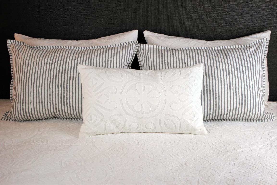 grau gestreifte Kissen im Bett in Maß 40 x 60 cm