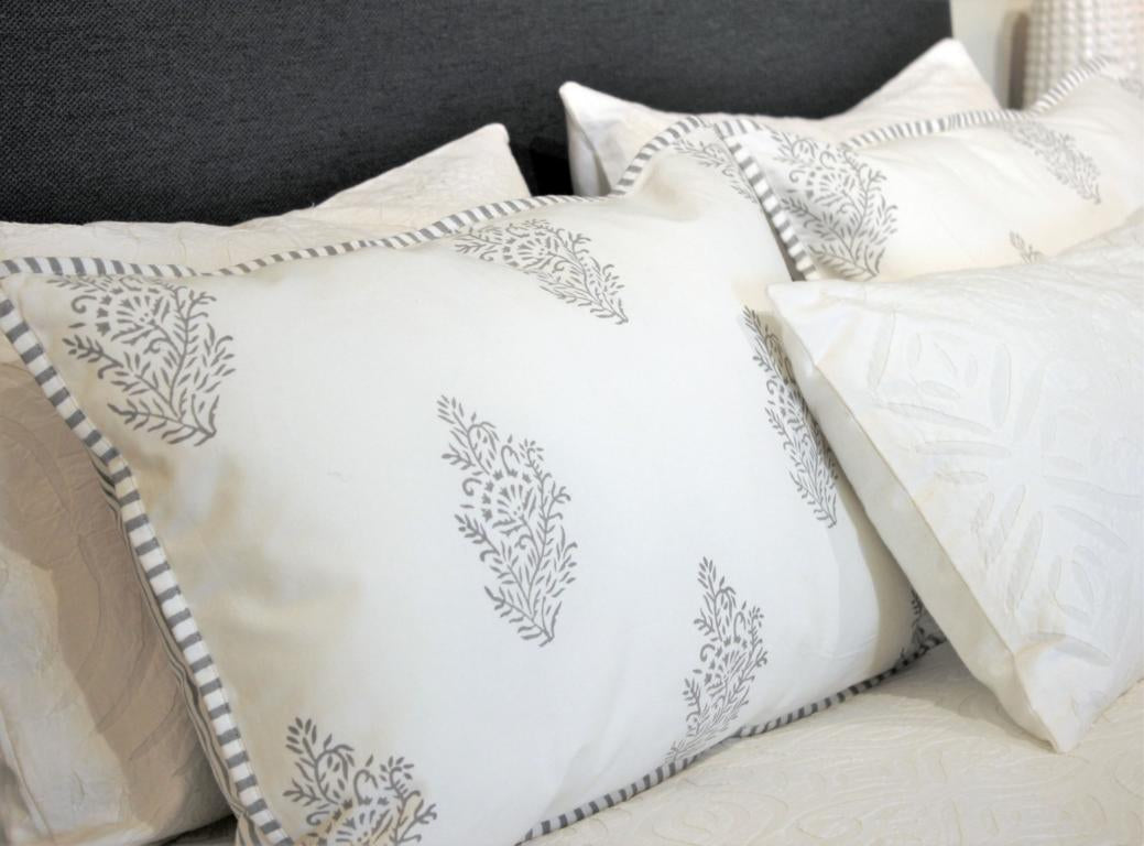 Kopfkissen im Bett aus Baumwolle 40 x 60 cm Farbe grau weiß bedruckt