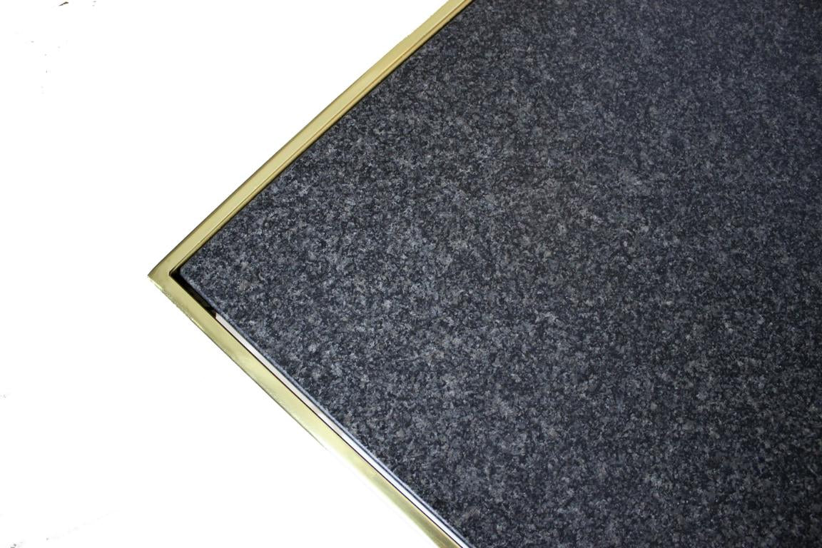 schwarze Granit Tischplatte mit Goldeinfassung