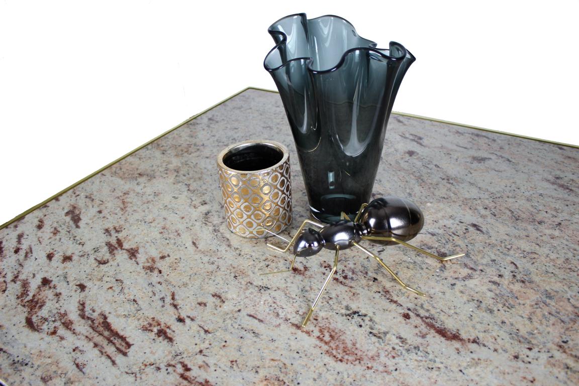 Tischplatte des Esstisches mit Dekoration aus Vase und Keramik