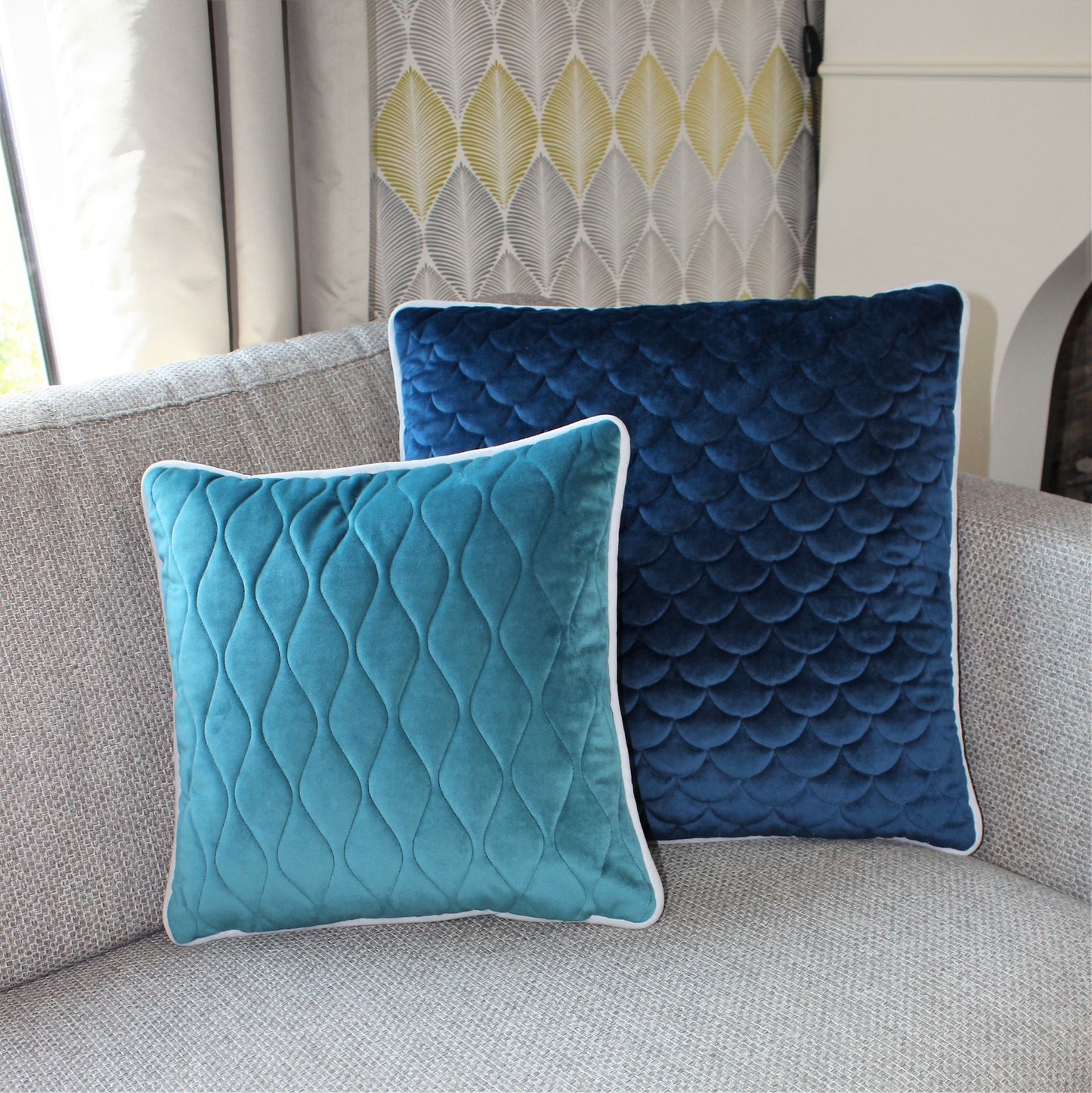 türkises und blaues Kissen auf Sofa als Sofakissen dekoriert