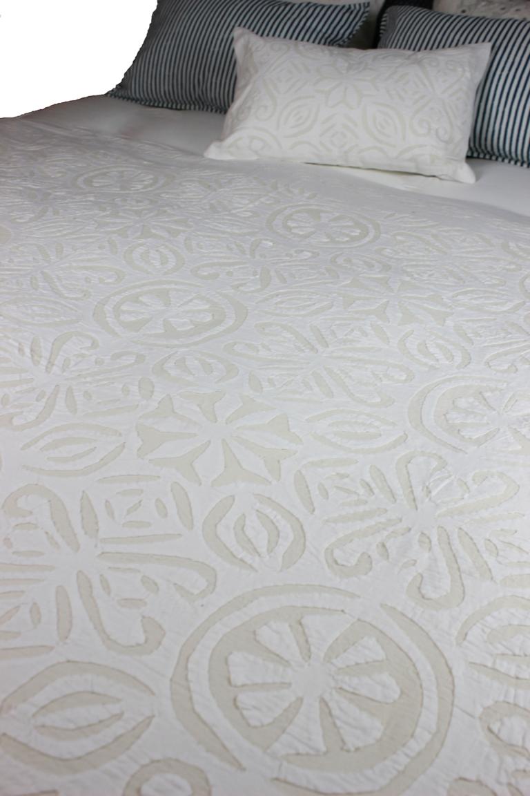 Indradanush Tagesdecke in Farbe creme weiß mit Muster handgemacht