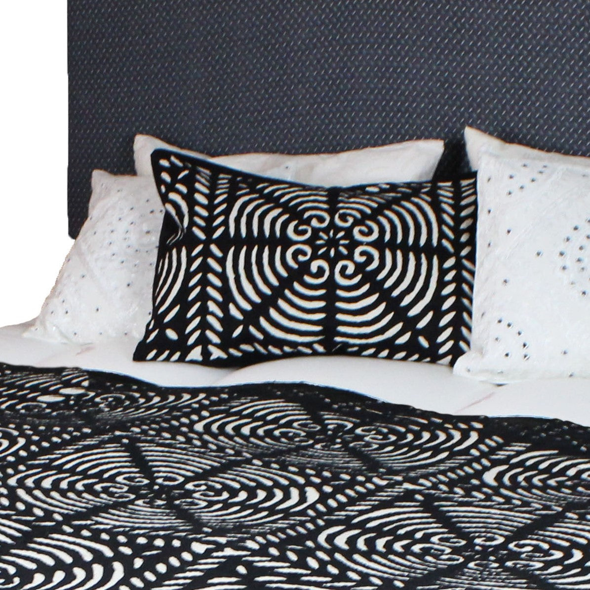 Tagesdecke und Kissen in schwarz weiß auf Bett dekoriert