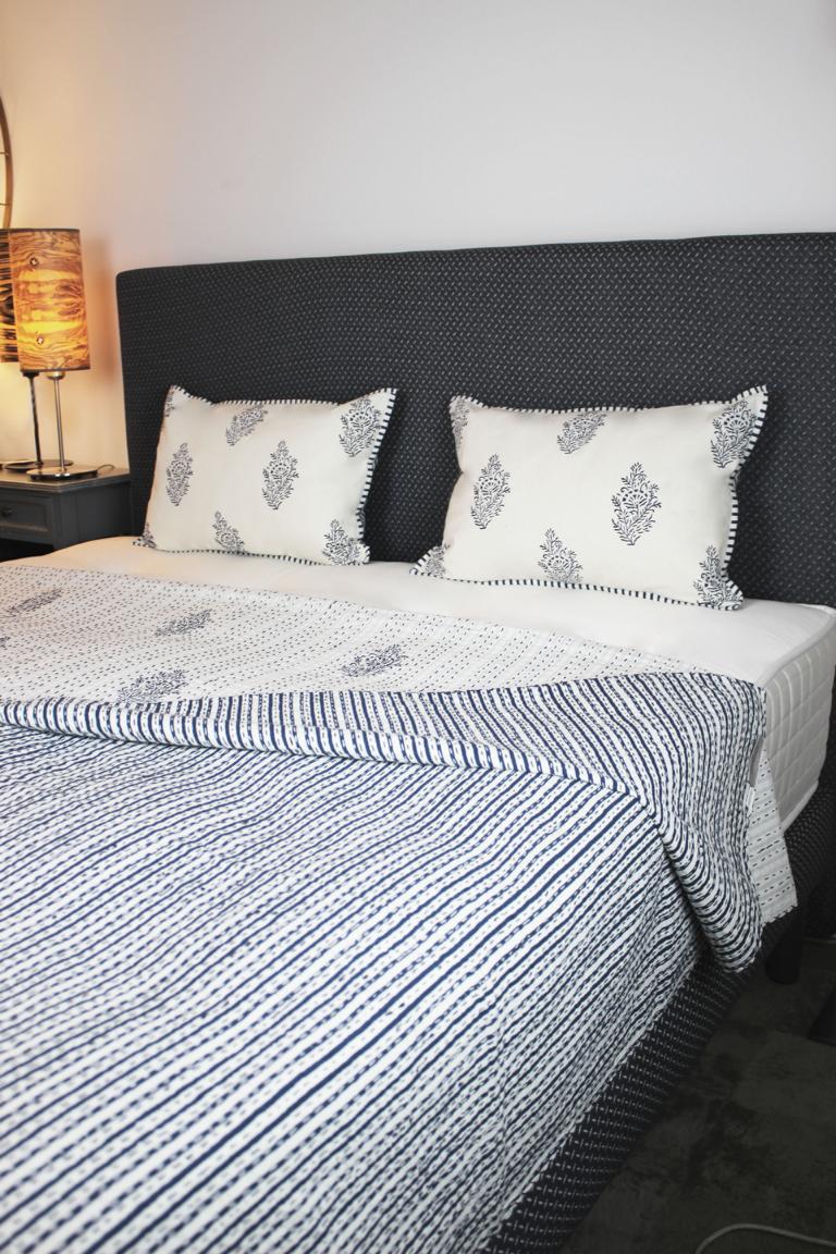 Blau weiße Bettwäsche von Indradanush in Steifen und Blockprint Muster