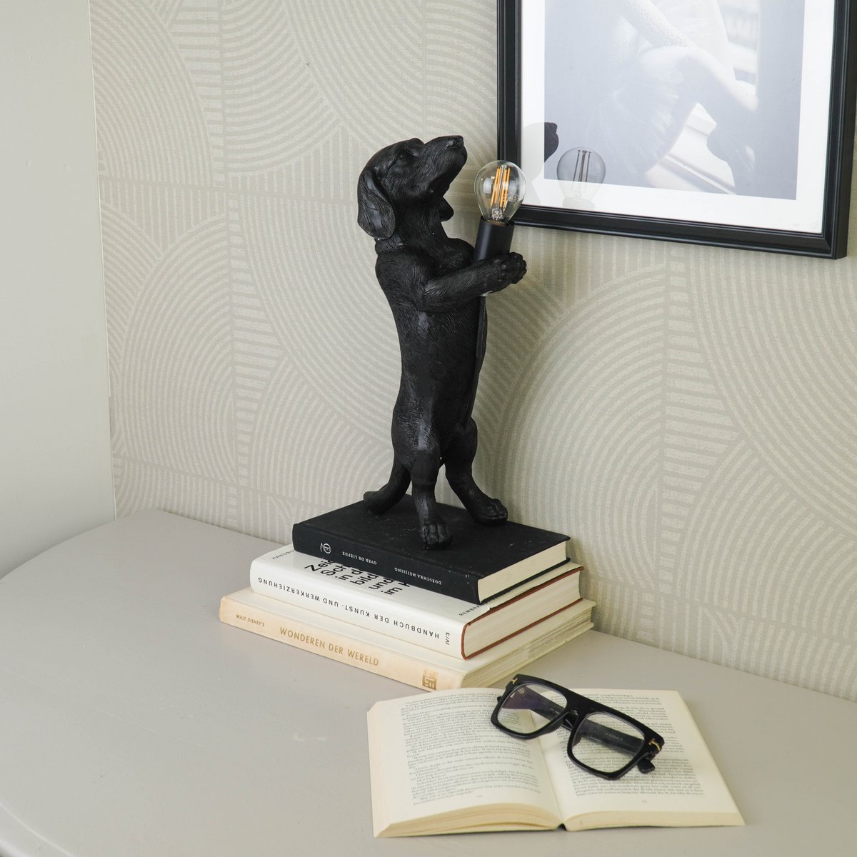 Lampe Hund schwarz Figur auf Konsole dekoriert im Wohnzimmer