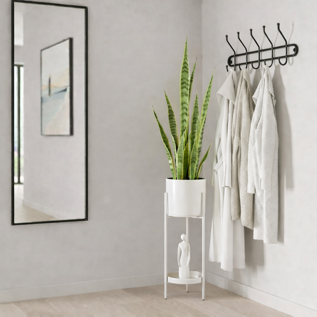 Pot de fleurs en métal blanc sur support