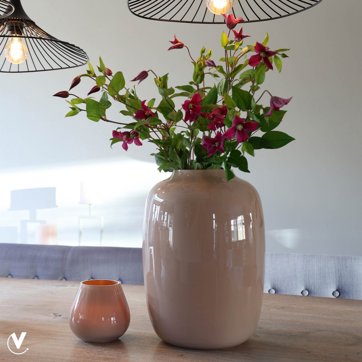 Mit bunten Blumen deklarierte Vase aus Glas Auf dem Esstisch Im Hellrosa