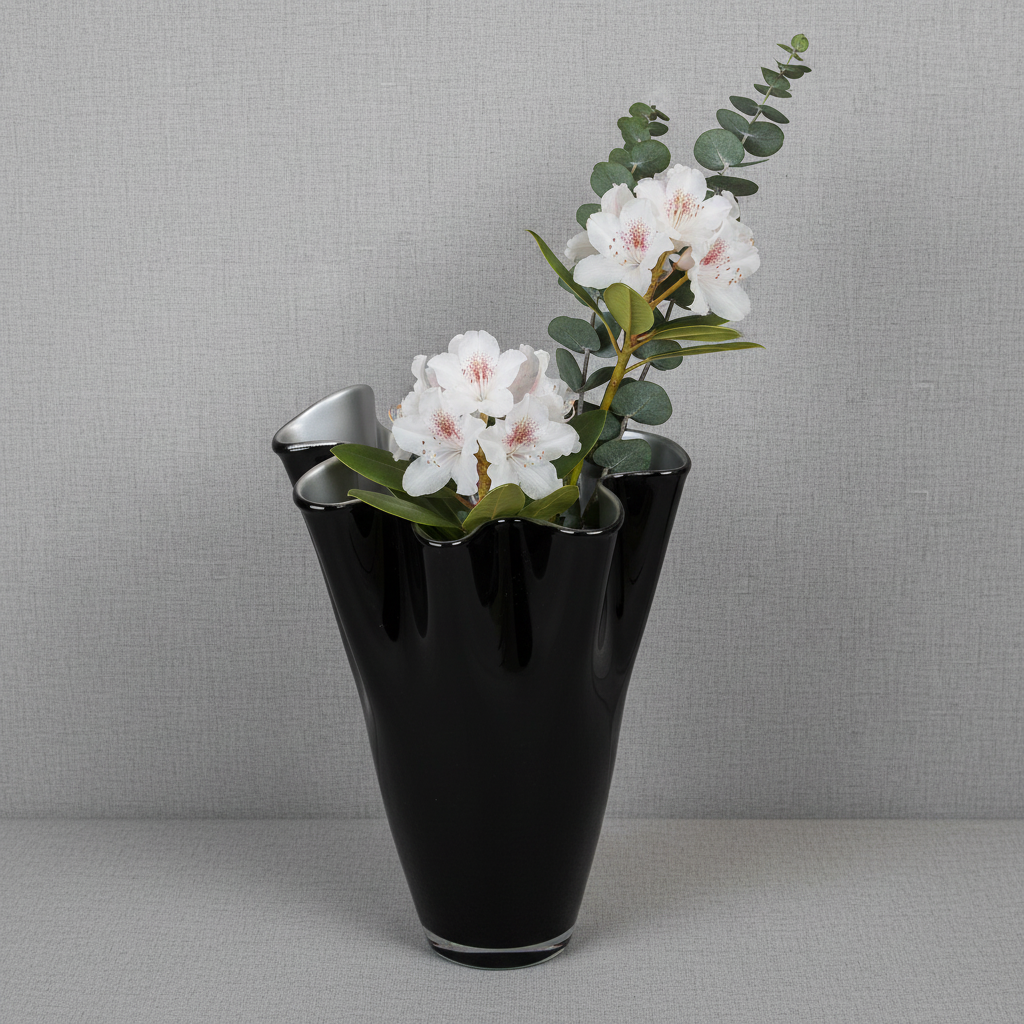 Schwarz-silberne Vase mit weißen Rhododendron