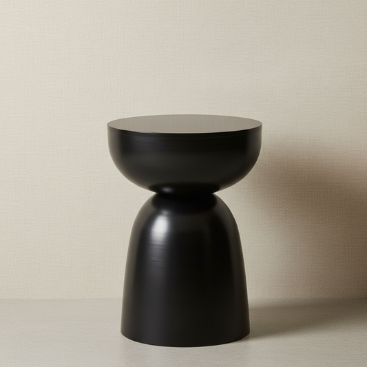 Schwarzer Beistelltisch vor Leinentapete