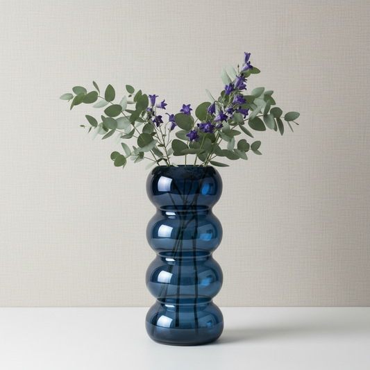 Vase mit Blumen vor Leinentapete